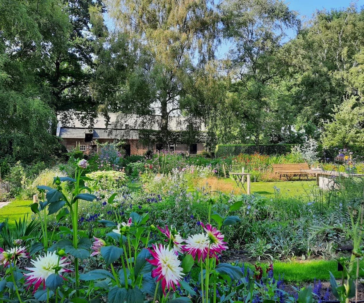 Pluktuin en atelier Corien Veron